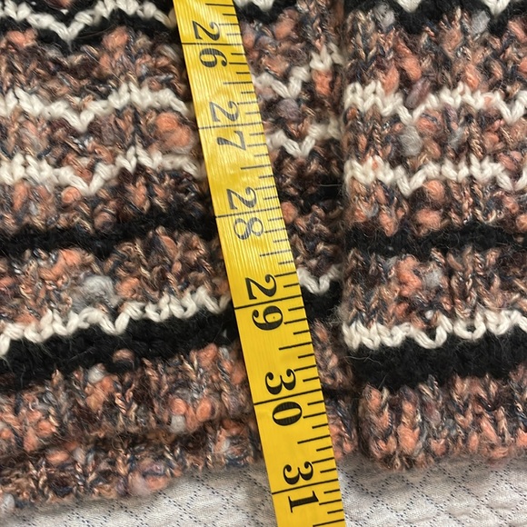 led Luxe Essentials Sweater/ Pink, Black, Grey. Open-Neck with a hand-knit look - Picture 8 of 8